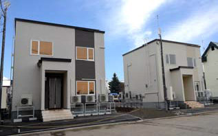 Daikin's airtight high thermal insulation house (left) and standard test house (right) Left: "Airtight high thermal insulation housing"